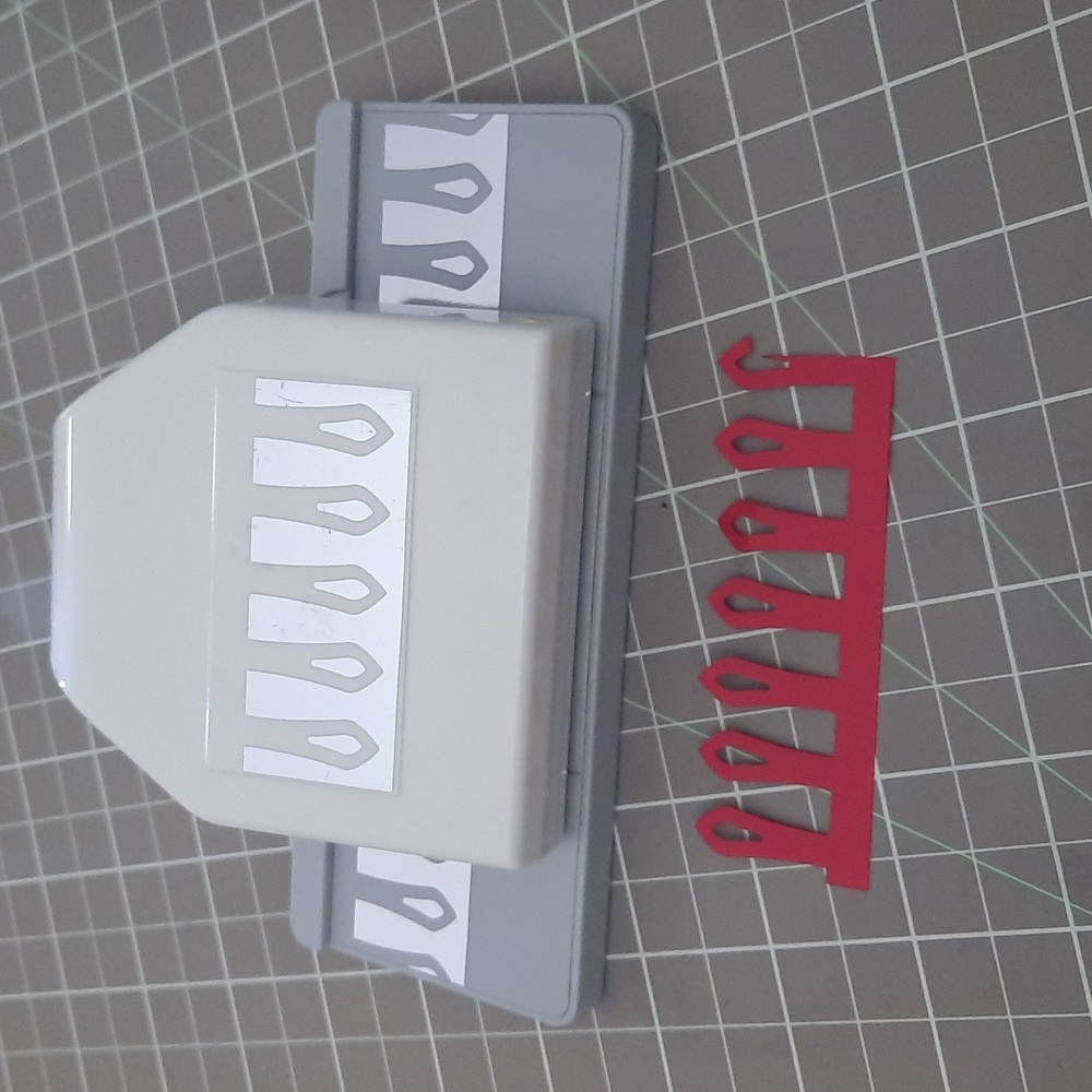 Modern border paper punch